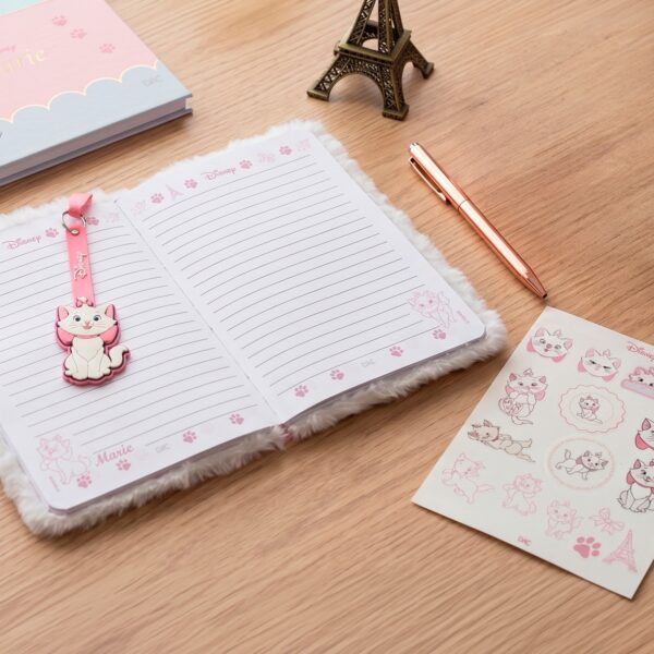 Conjunto Criativo Caderno Fluffy A6, Adesivos e Pingente Marie Aristogatas - DAC