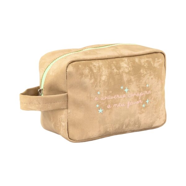 Necessaire Bauzinho M Bordada Marrom "O UNIVERSO CONSPIRA A MEU FAVOR" 20x11x14cm - FLORIE - UND