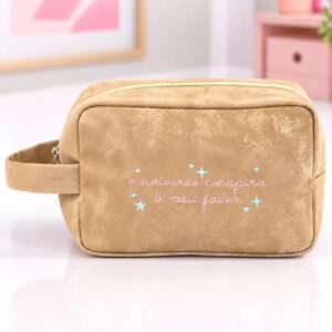Necessaire Bauzinho M Bordada Marrom "O UNIVERSO CONSPIRA A MEU FAVOR" 20x11x14cm - FLORIE - UND