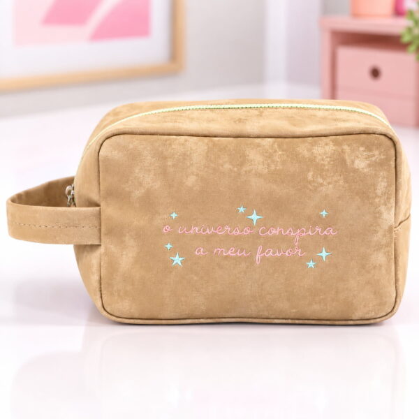 Necessaire Bauzinho M Bordada Marrom "O UNIVERSO CONSPIRA A MEU FAVOR" 20x11x14cm - FLORIE - UND
