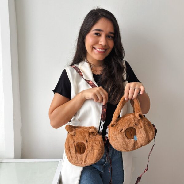 Bolsa Pelúcia Capivara
