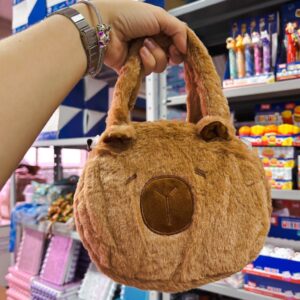 Bolsa Pelúcia Capivara