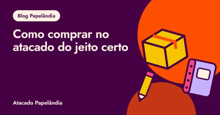 Capa do guia de compra no atacado de papelaria, com caixa, caderno e lápis em tons de roxo e laranja