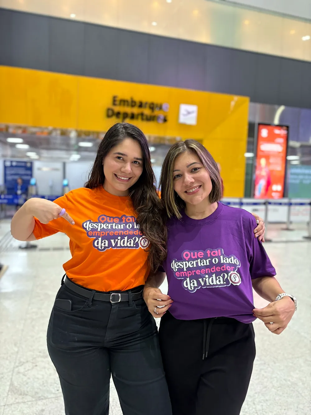 Carol e Mai da Papelândia de camisetas Que tal despertar o lado empreendedor da vida?