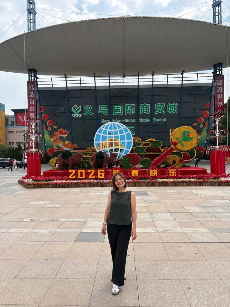 Carol diante do Yiwu International Trade Market, na China