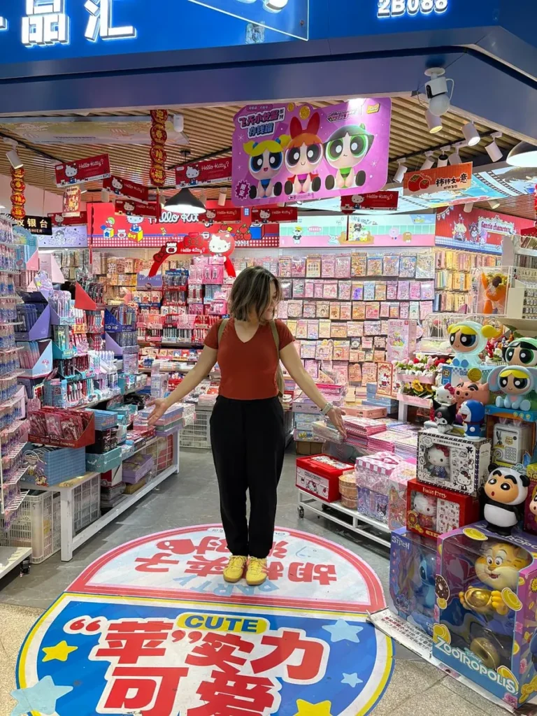 Carol em uma loja de papelaria do mercado de Yiwu, na China