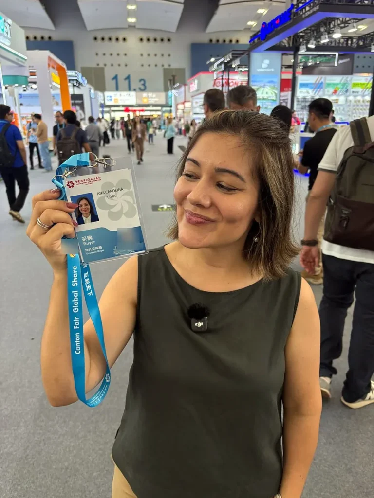 Carol com o crachá de comprador na Canton Fair, em Guangzhou, na China