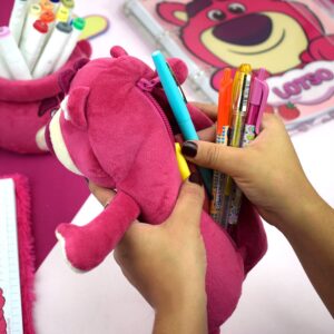Estojo Fluffy Pelúcia Ursinho Lotso - DAC