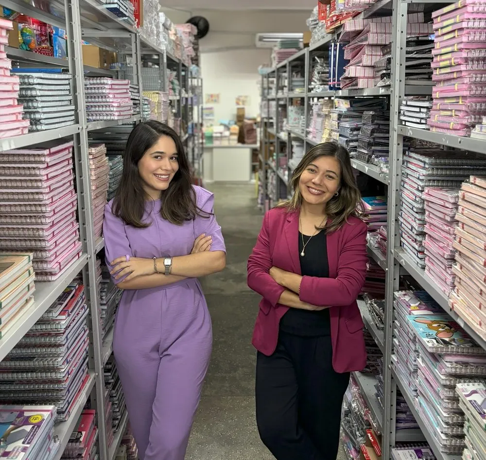 Carol e Mai da Papelândia no corredor da loja