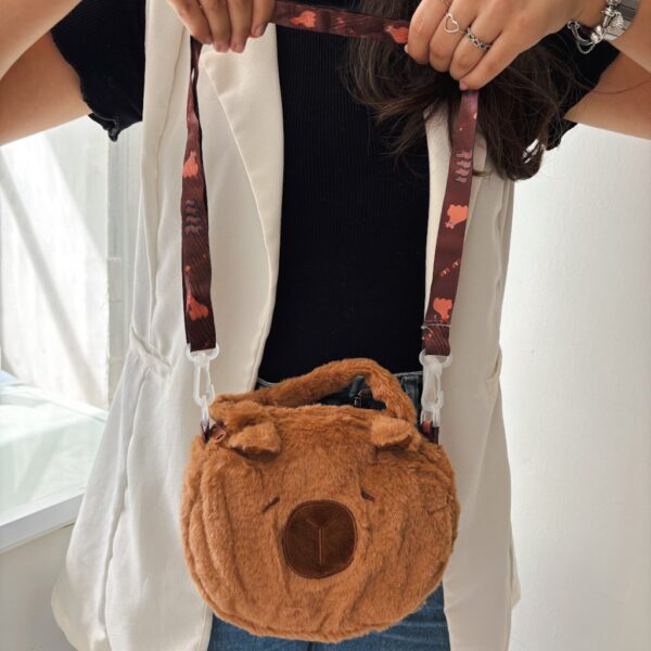 Bolsa Pelúcia Capivara