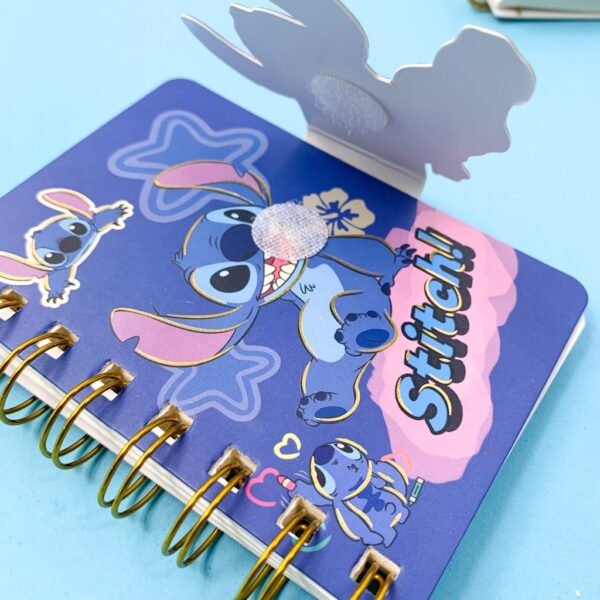 Caderninho Aramado c/ Fechamento STITCH - UND